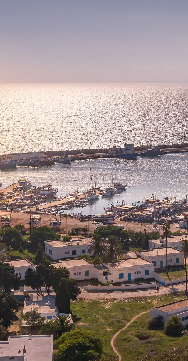 Le port de Kélibia et ses maisons blanches au coucher du soleil